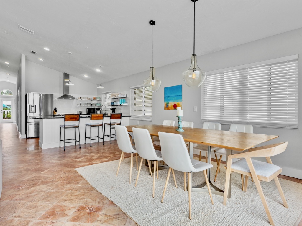 Breakfast Bar and Dining