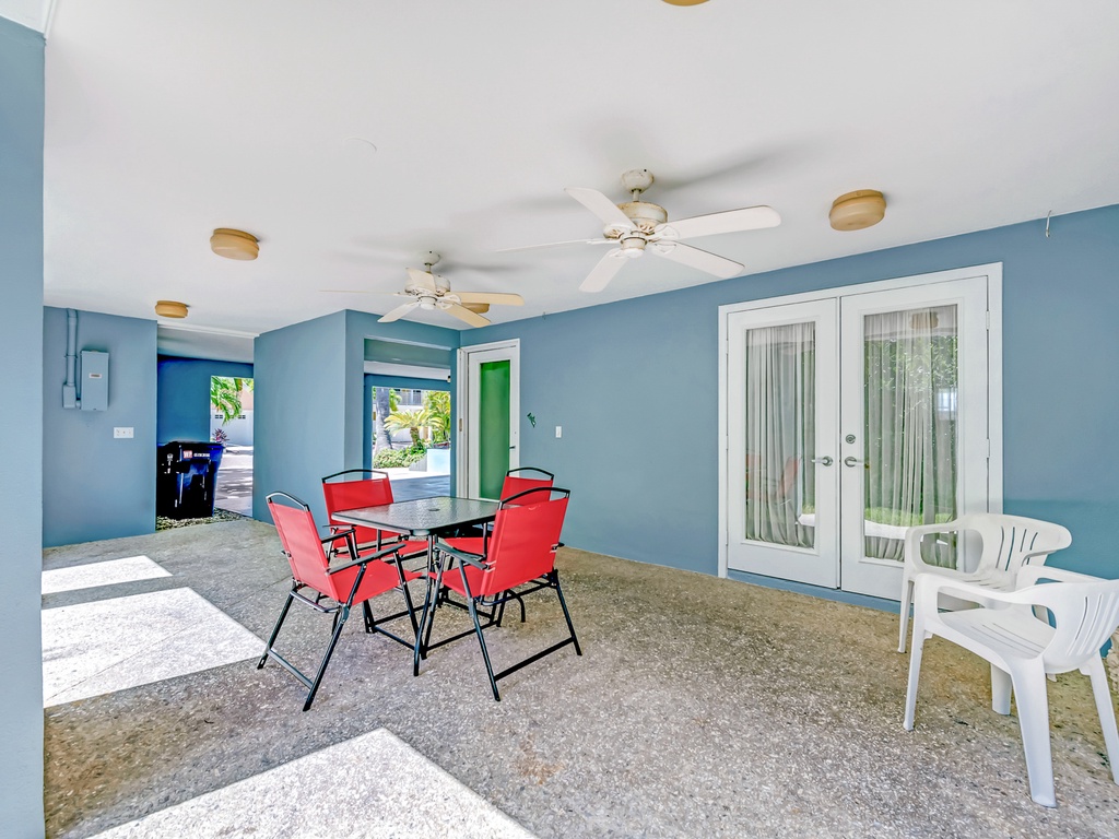 Outdoor Dining - Covered Lanai