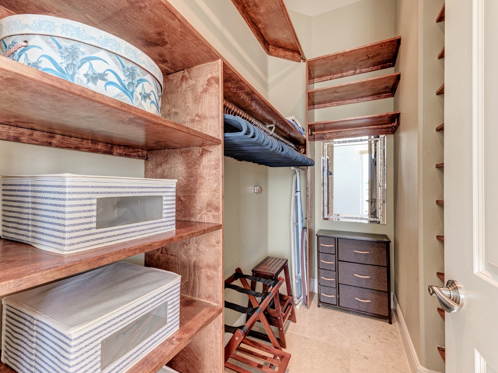 Walk-in Closet