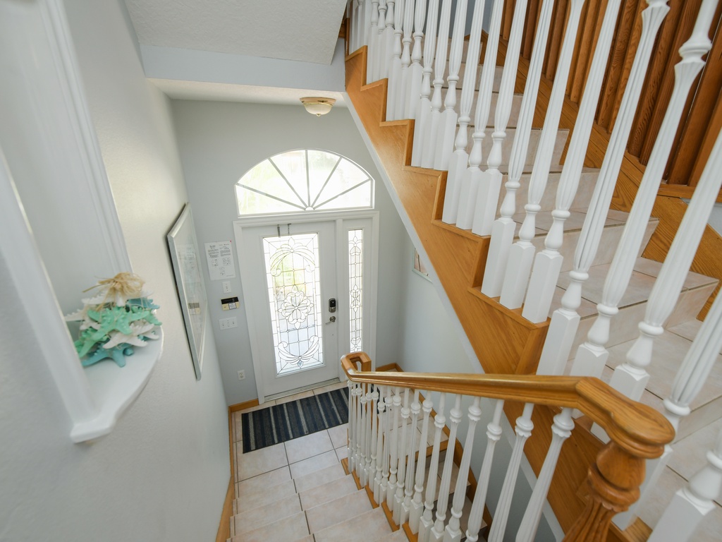 Entrance - Foyer to Main Floor