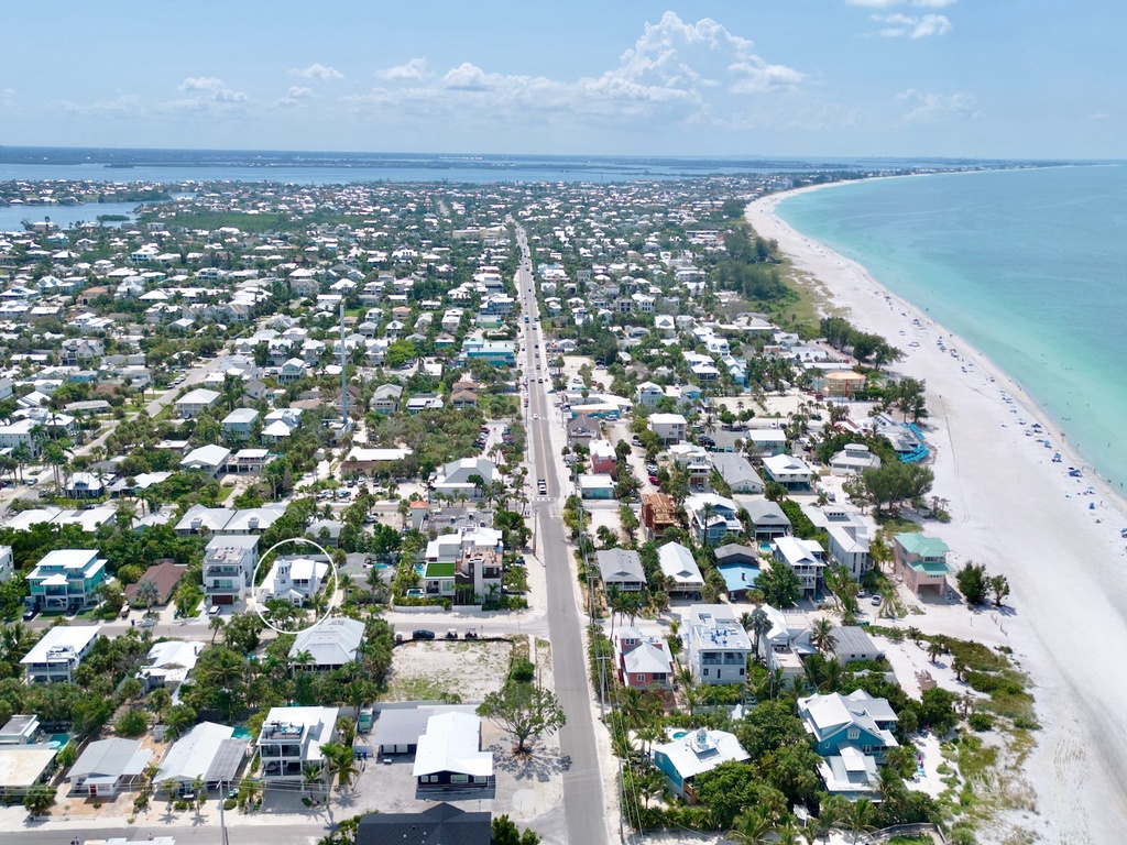 A Charming Beach Cottage on Elm by AMI Locals