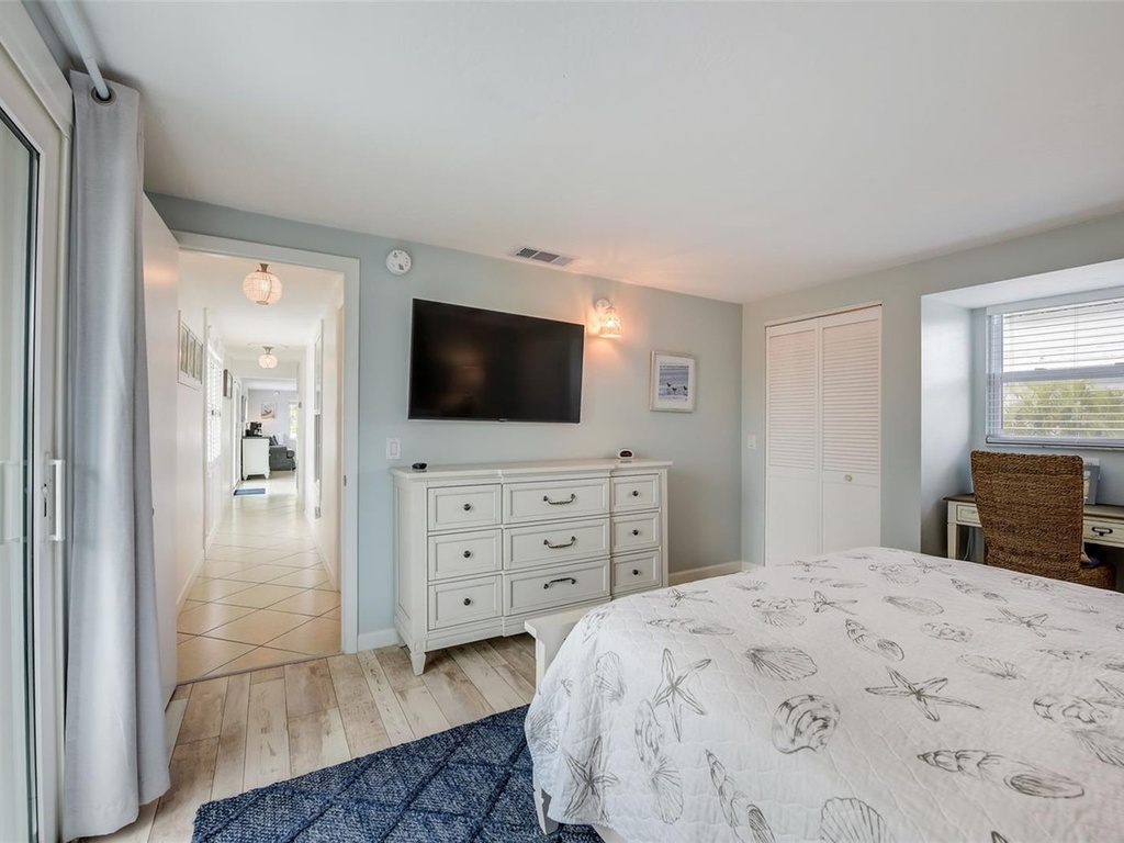 Primary Bedroom, Queen