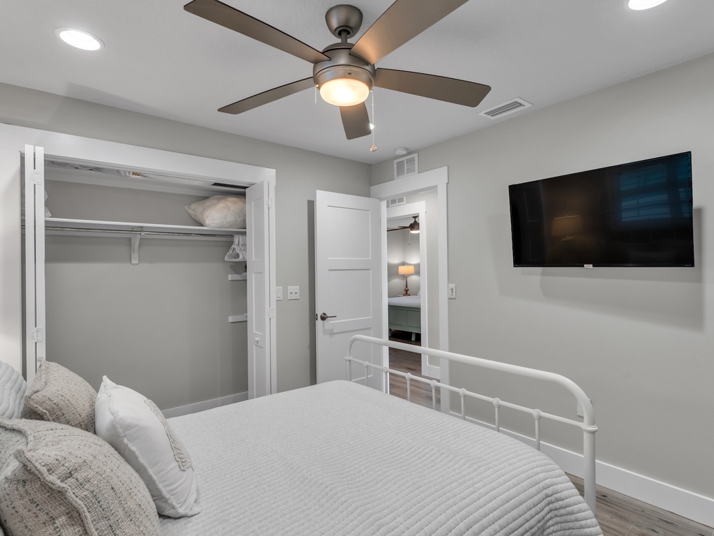 Fourth Bedroom, Queen bed