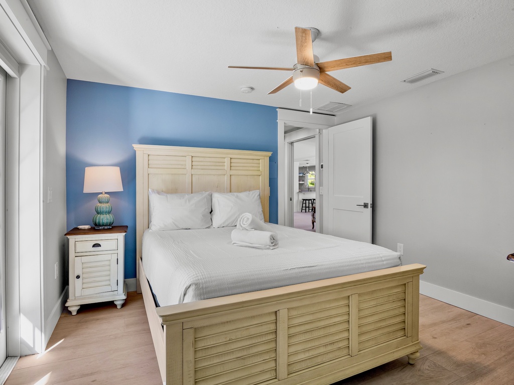 Fourth Bedroom, Queen bed