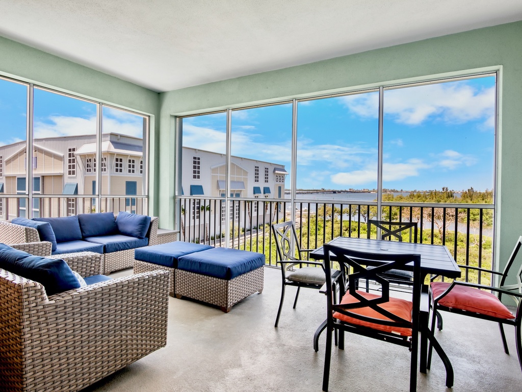 Screened Lanai with Lounge and Dining