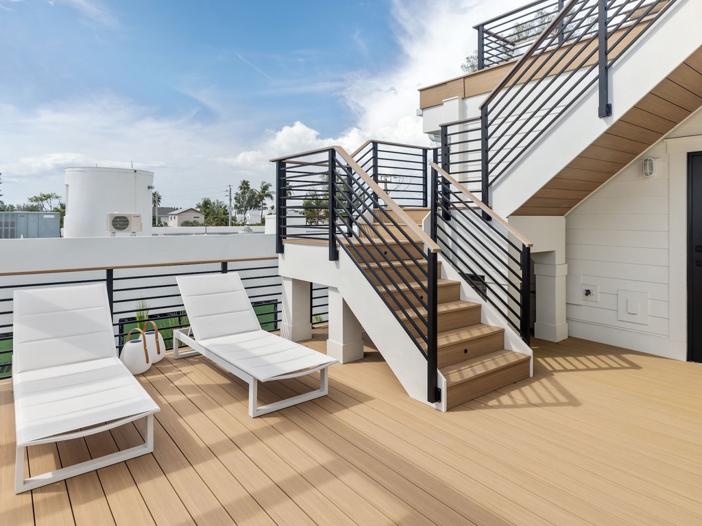 Balcony, Loungers