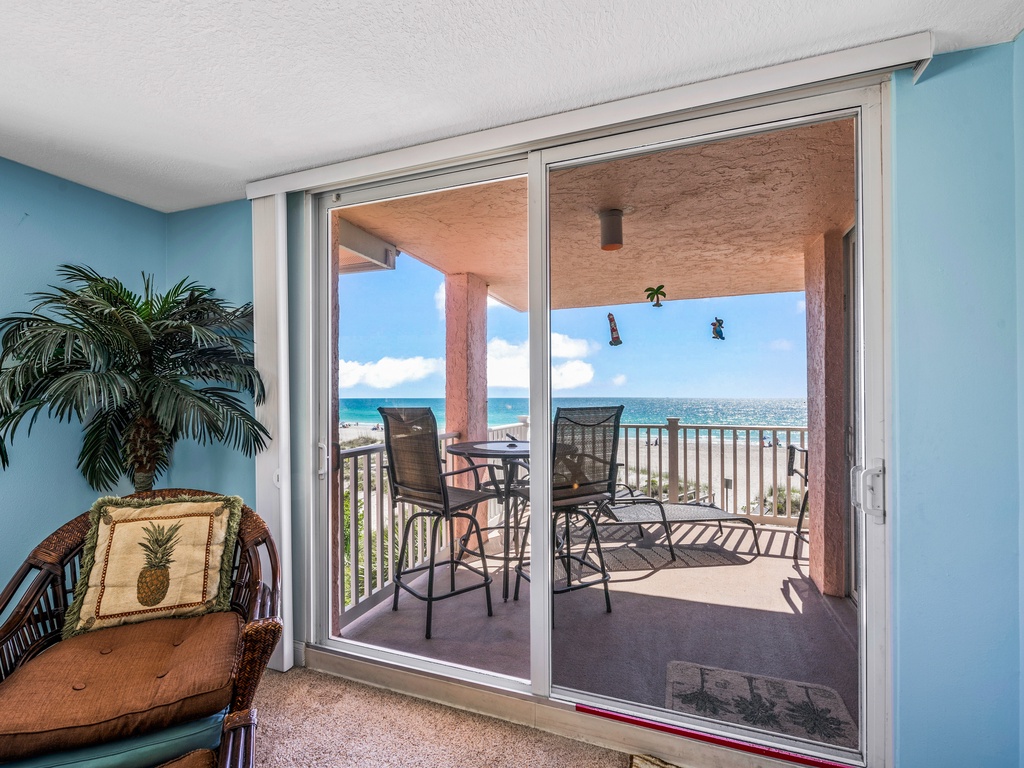 Living Area - Direct Beach Front