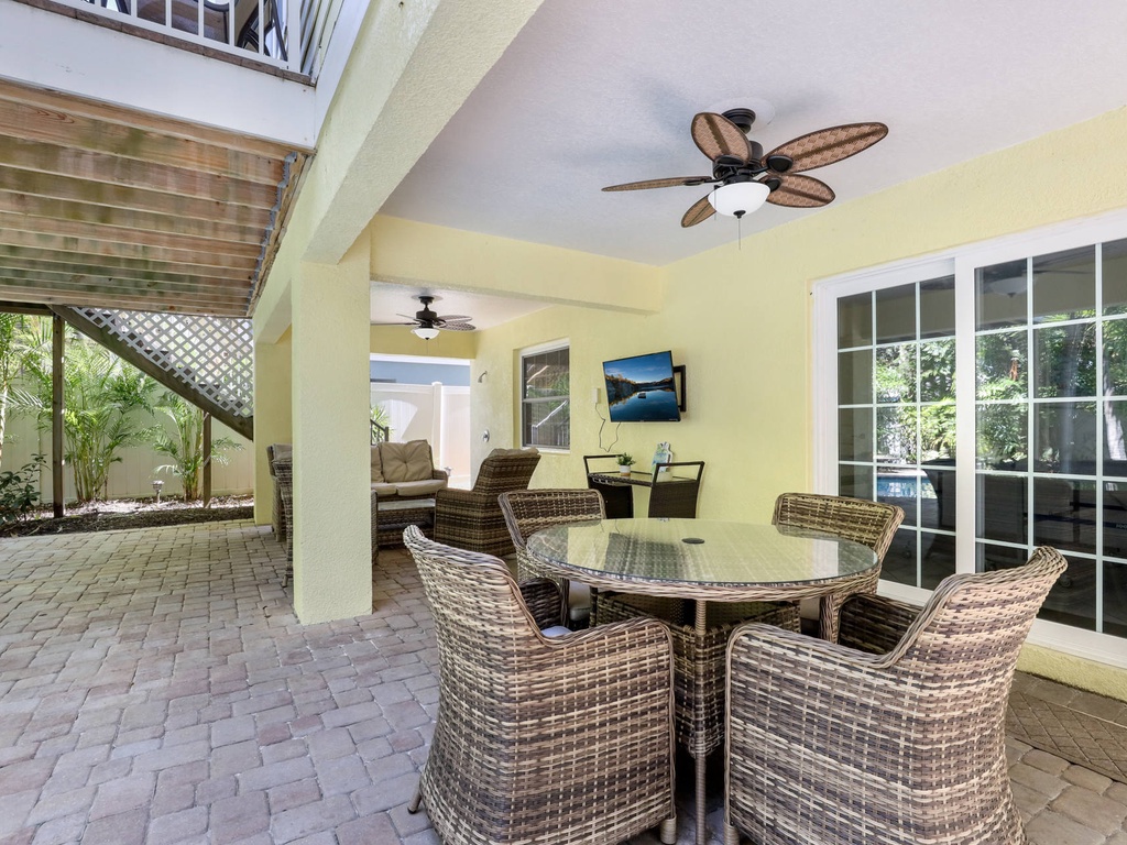 Outdoor Dining and Living Area