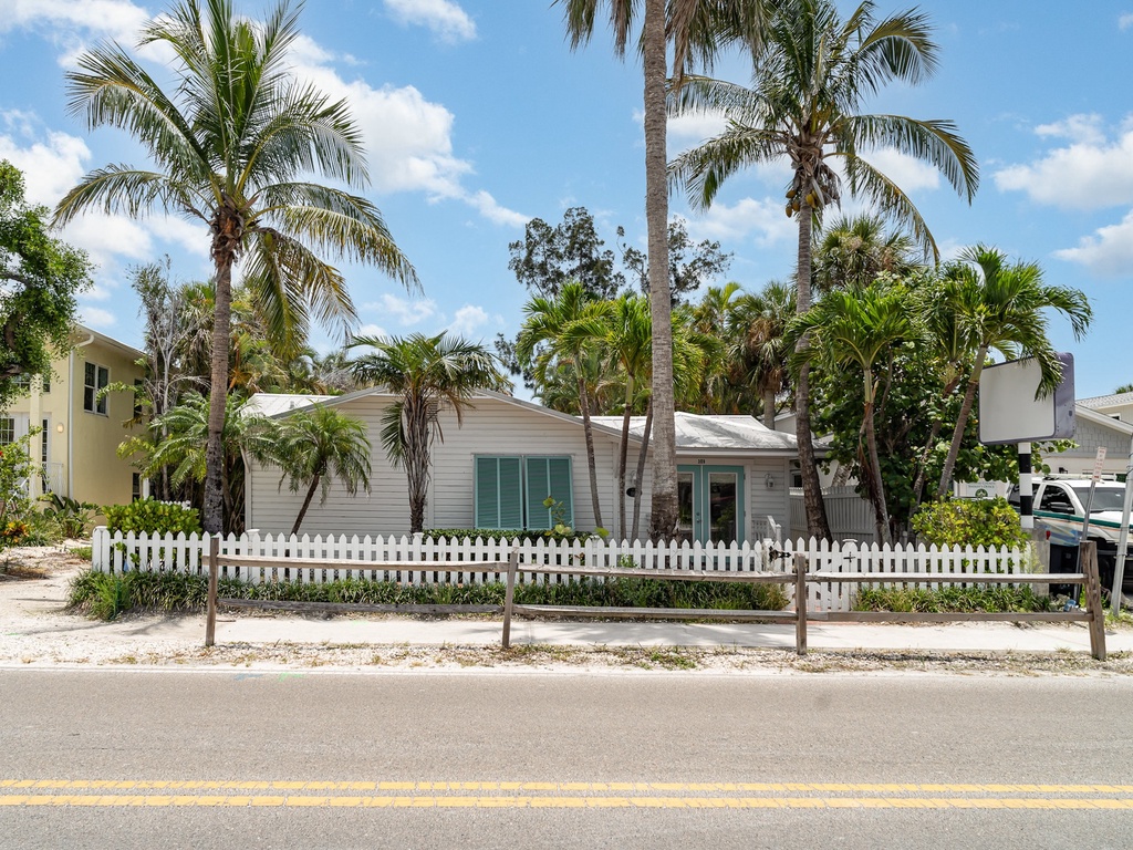 Charming house front with tropical feel
