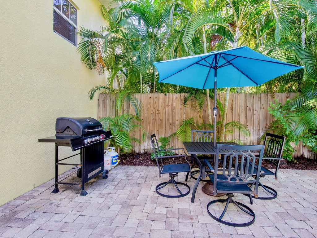 Poolside Dining, Outdoor Grill