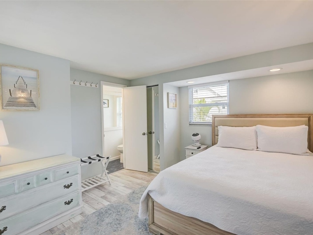 Second Bedroom, Queen