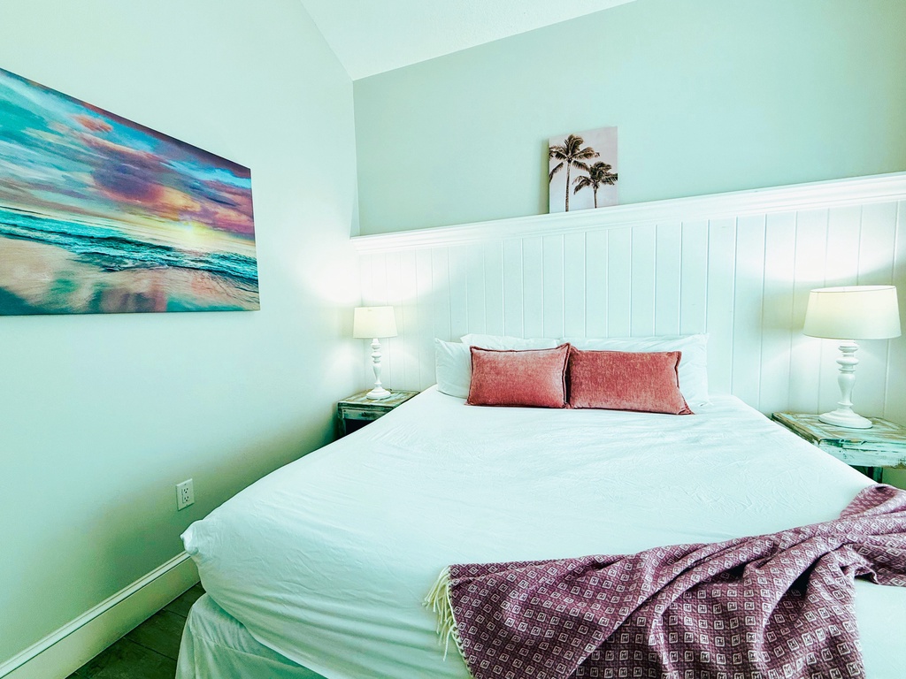 Second Bedroom - King Bed - Main Floor