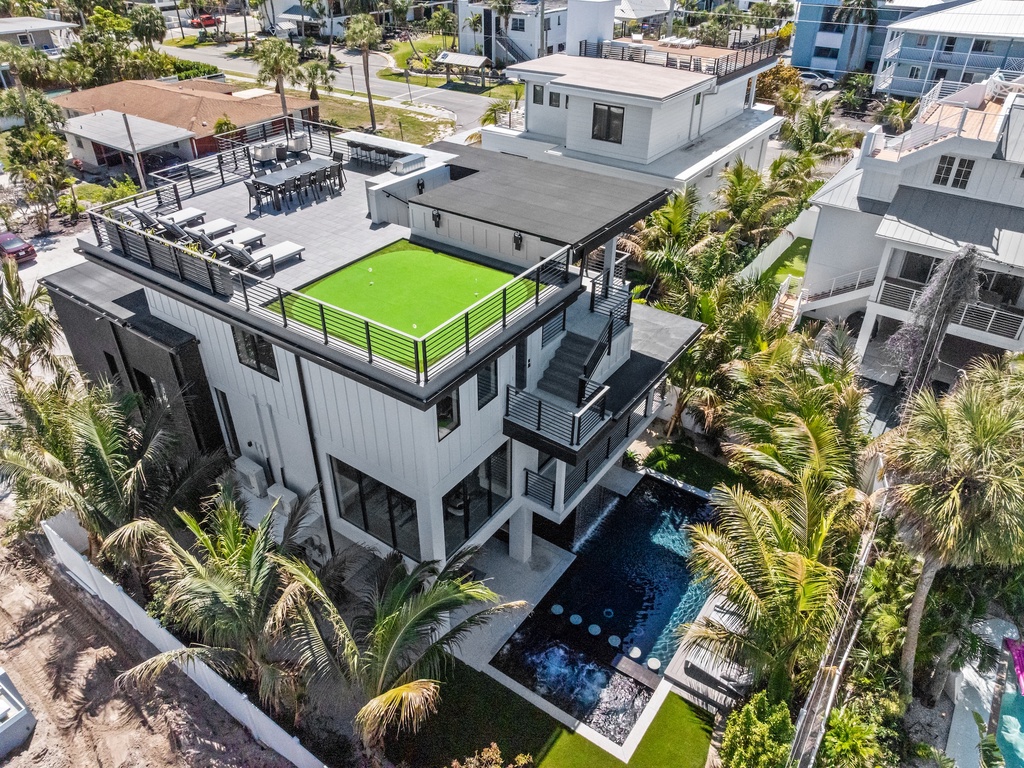 Home with private pool, spa, outdoor games, and rooftop deck