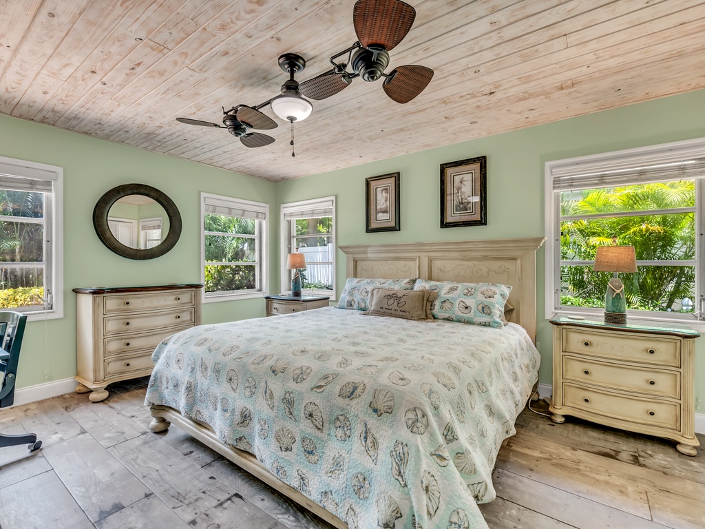 Second Bedroom, Queen