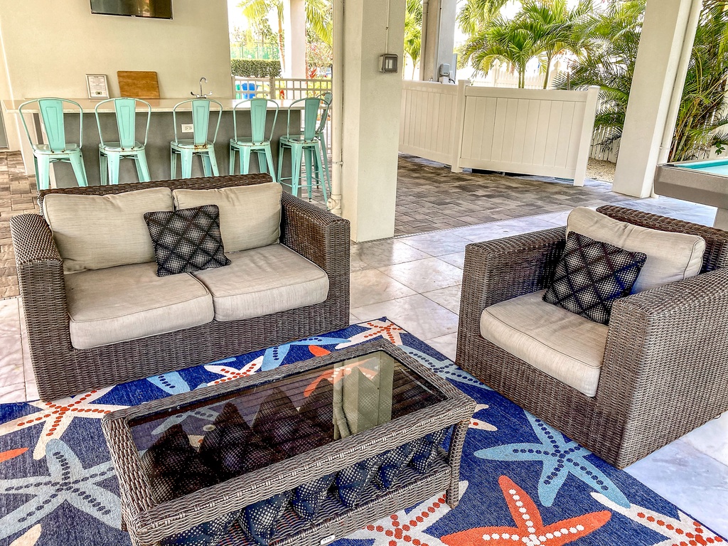 Outdoor Lounge and Bar