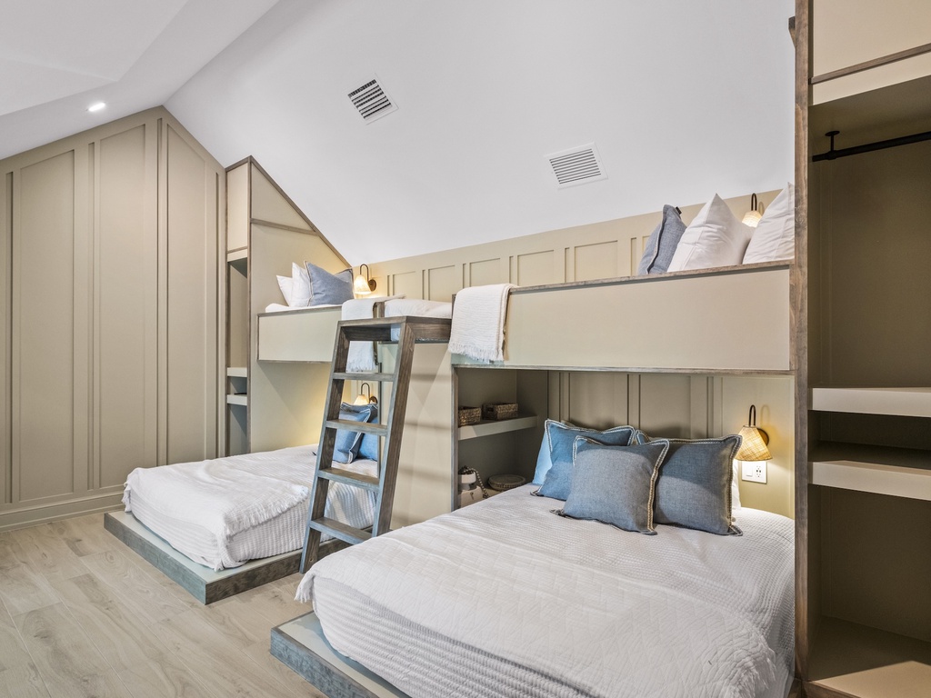 Fifth Bedroom, Two queen over twin bunk beds