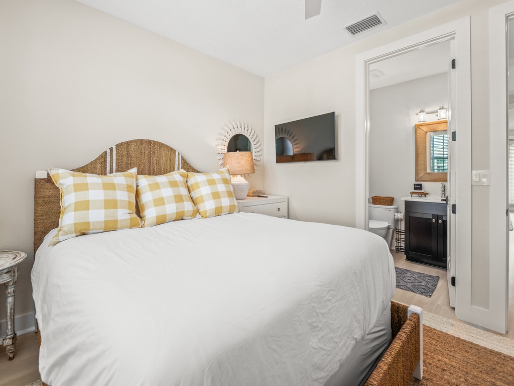 Second Bedroom, Queen