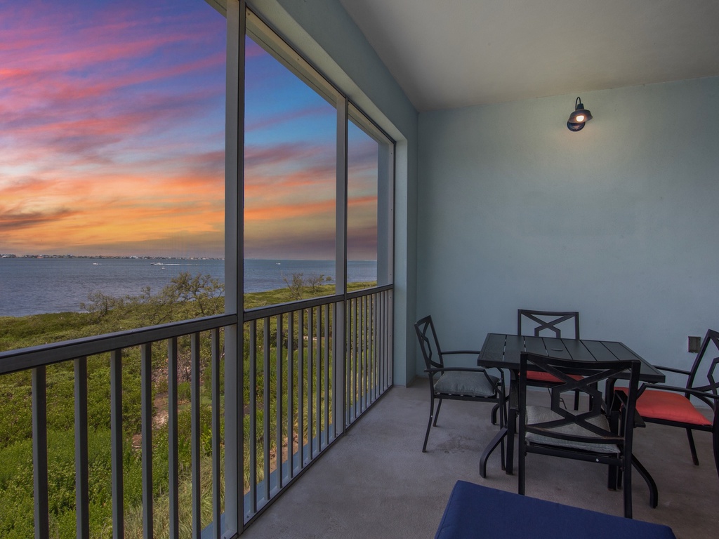 Private Screened Lanai with Lounge and Dining