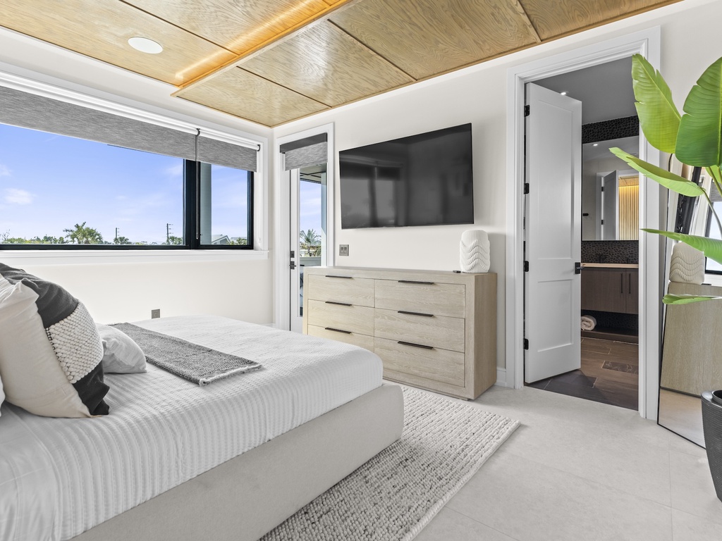 Primary Suite, King bed