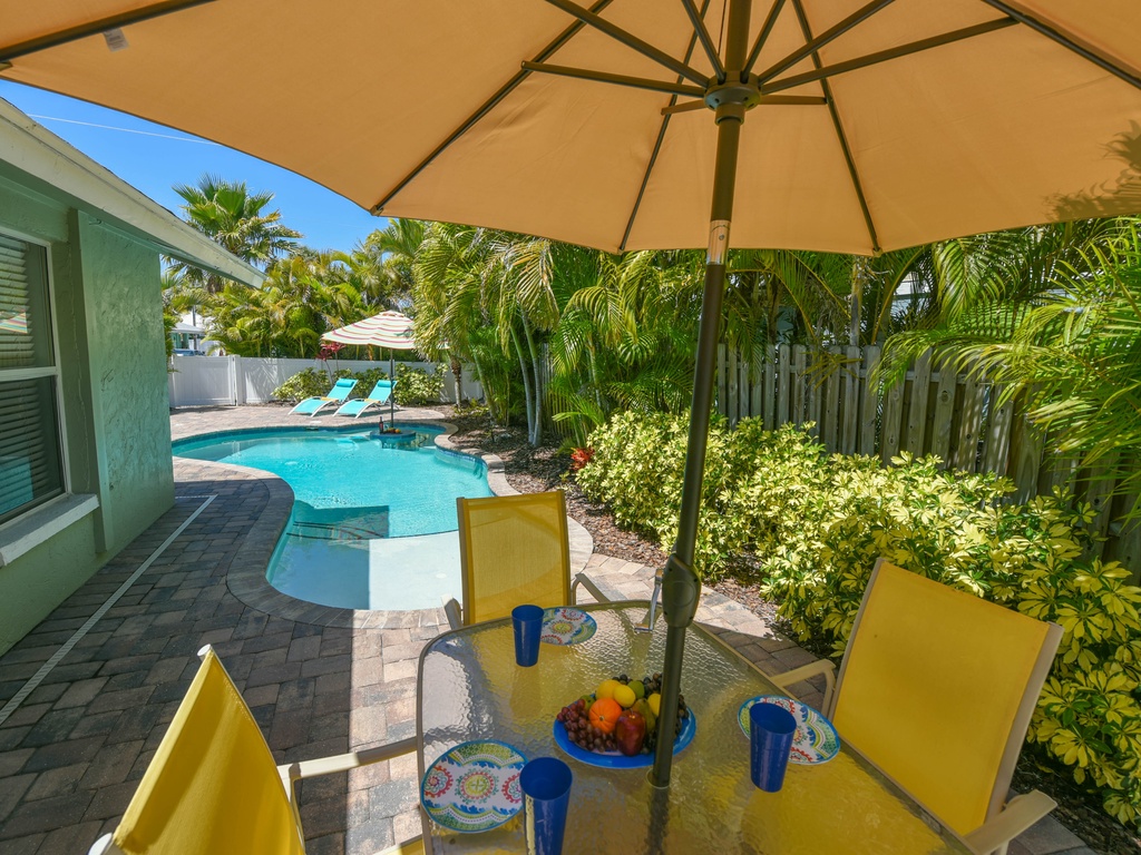 Outdoor dining - umbrella up or down?
