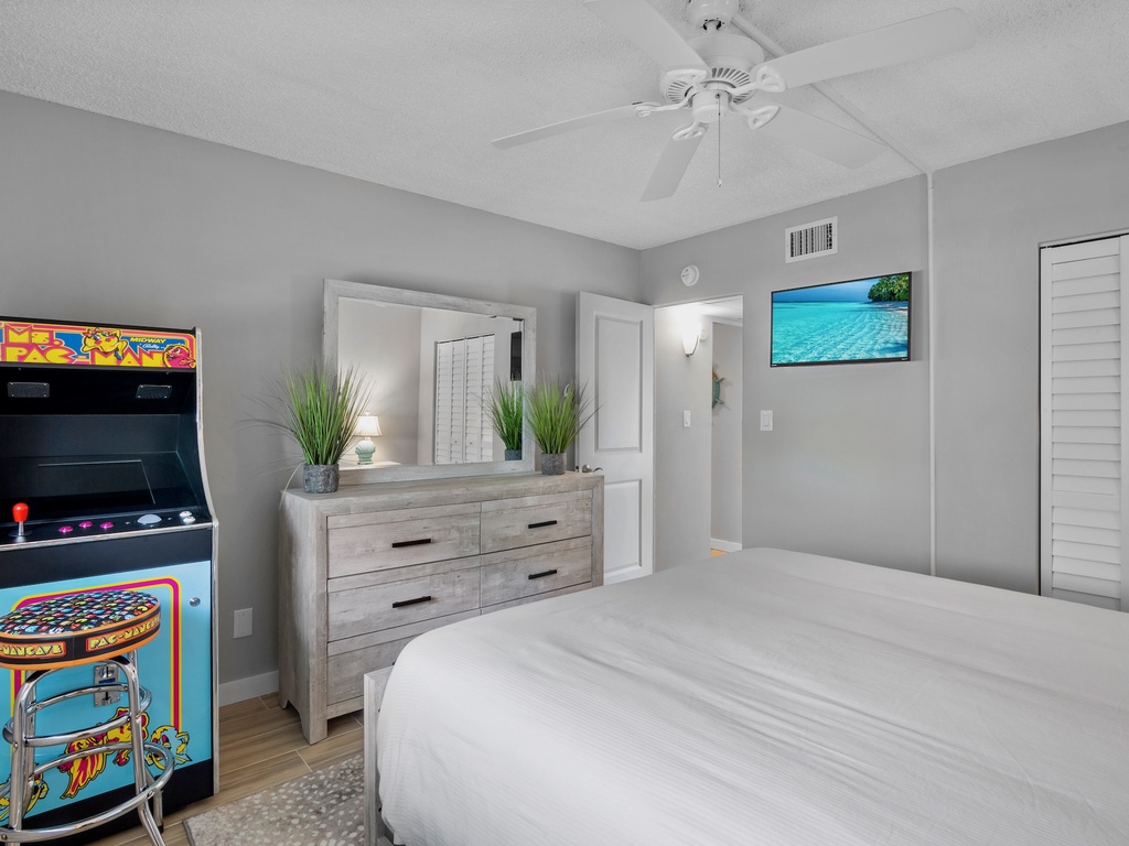 Second Bedroom, Queen