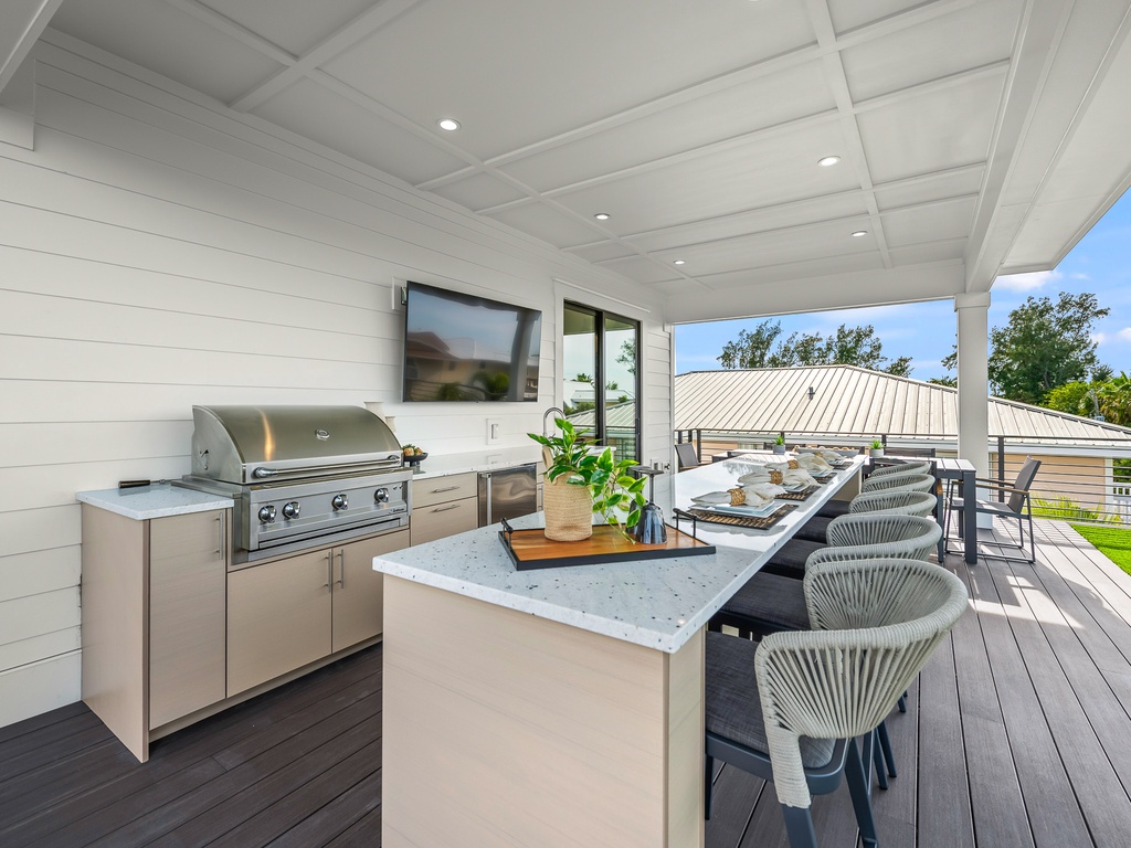 Balcony - Outdoor Bar, Tv and Grill