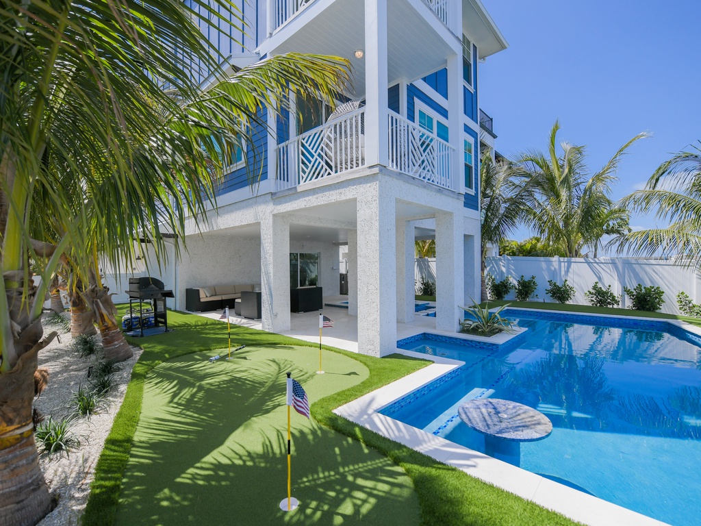 Putting Green, Swim Up Bar