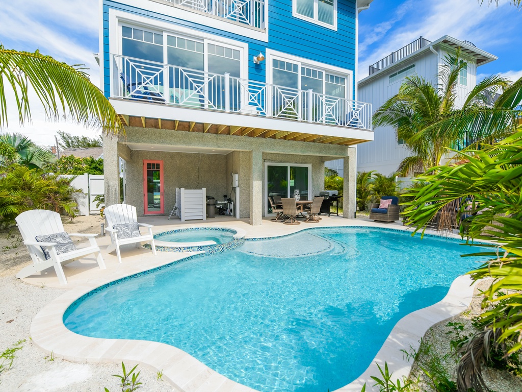 Outdoor Pool, Spa, and Lounge