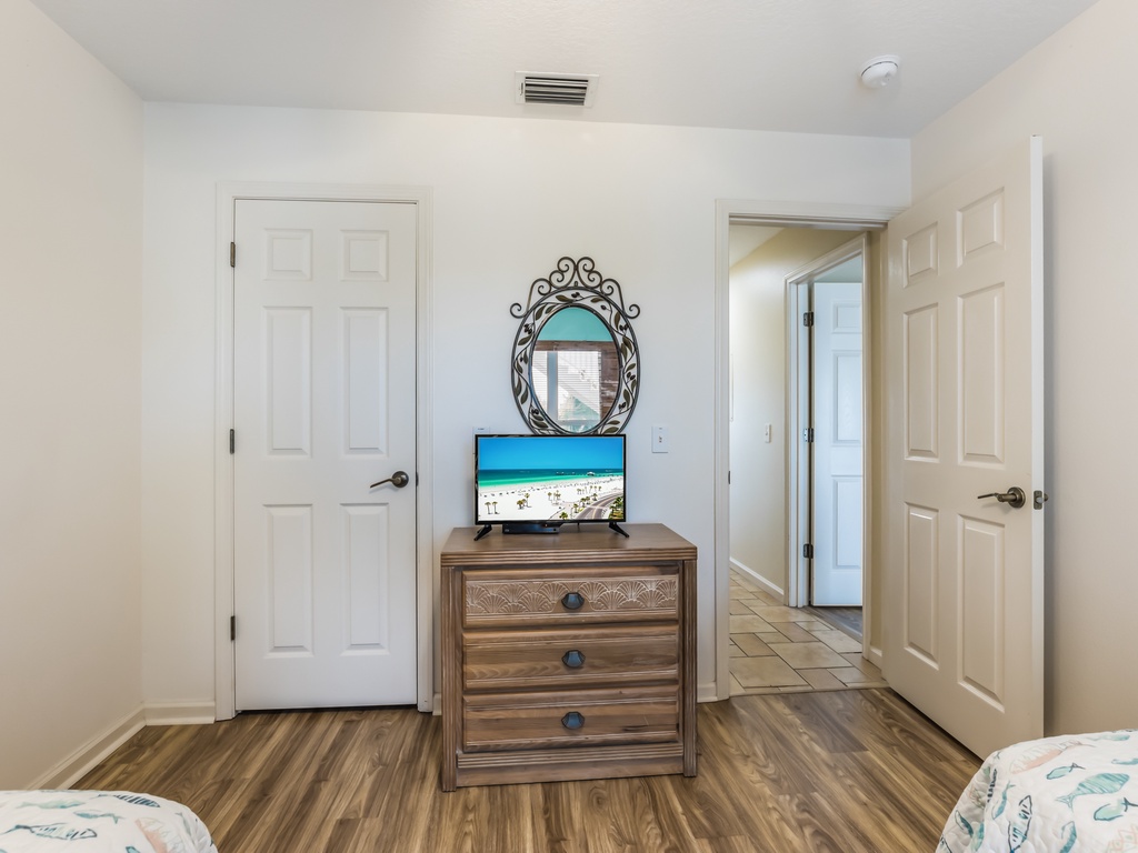 Third Bedroom - Smart TV and Shared Bathroom Access