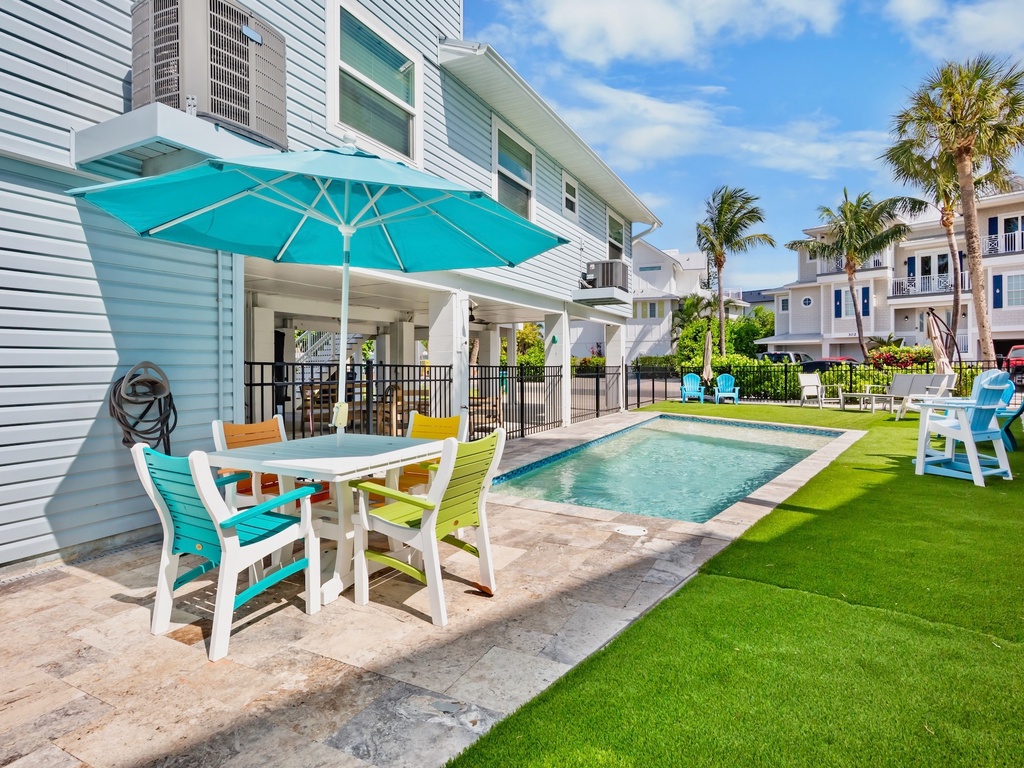 Private Pool, Loungers and Alfresco Dining