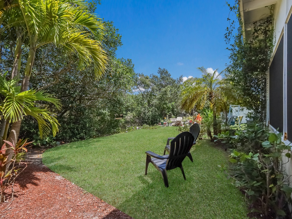 Spacious backyard for relaxing