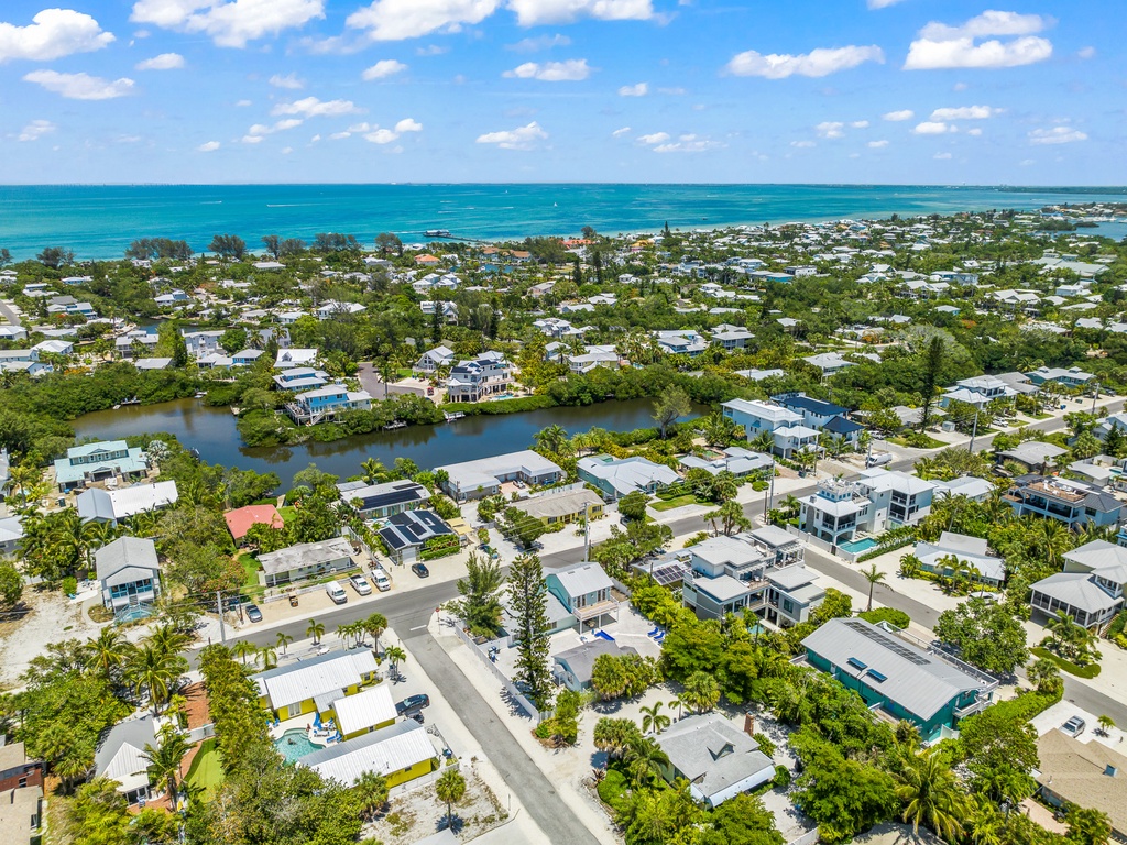 Close to Pine Ave restaurants and boutiques