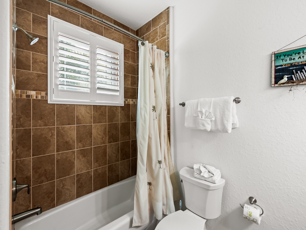 Hallway Bathroom - Shower / Tub Combo