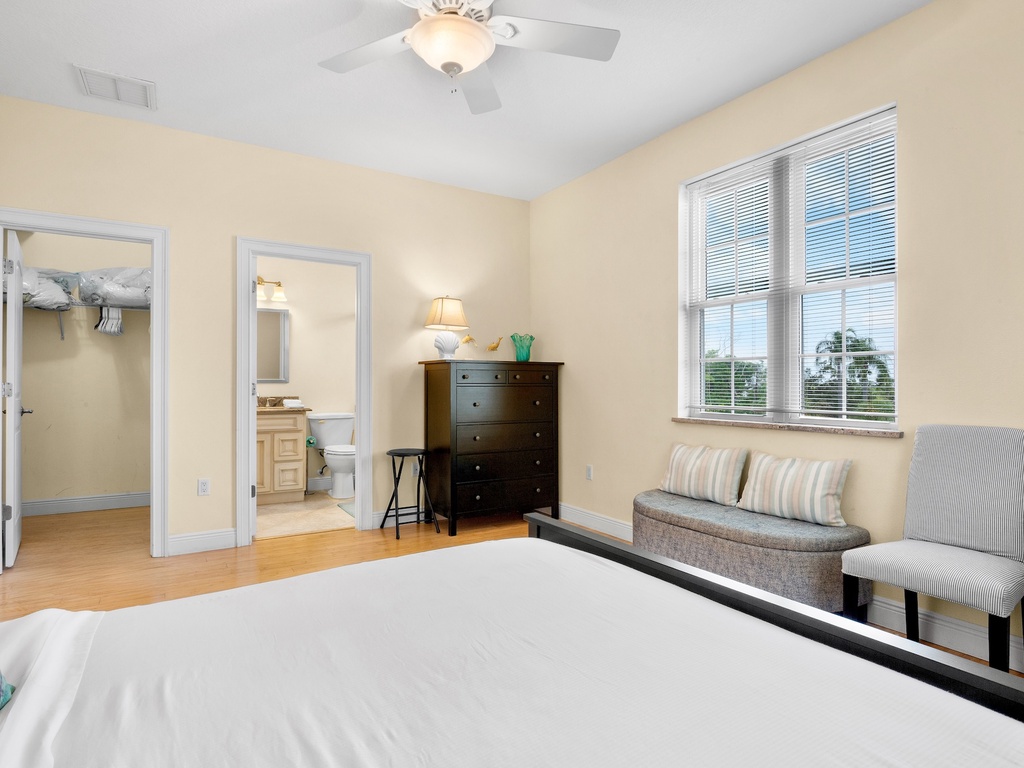 Second Bedroom, Queen