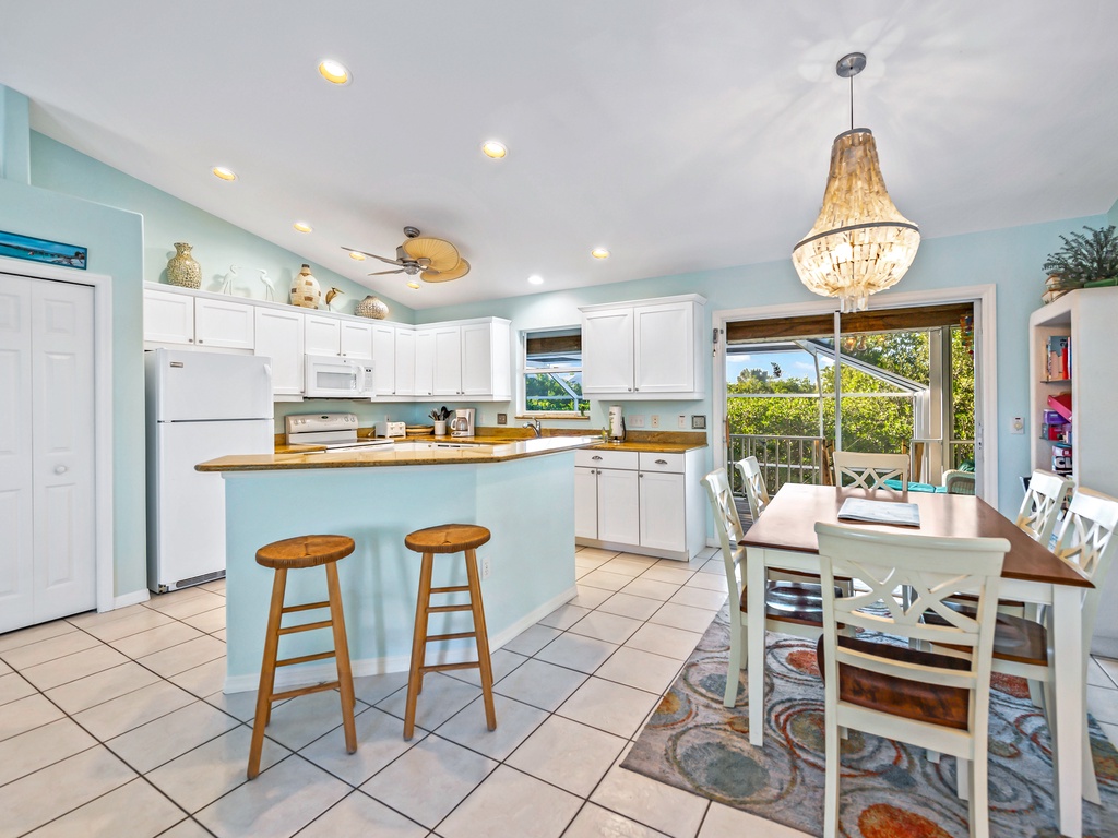 Kitchen and Breakfast Bar