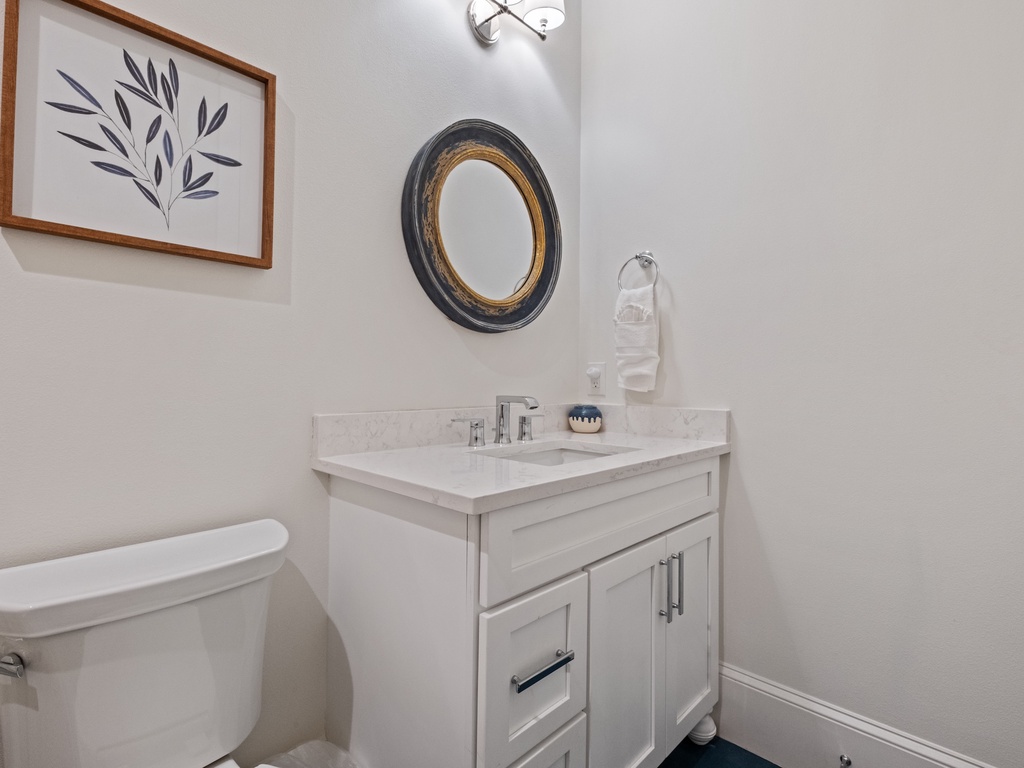 Hall Bathroom - Full