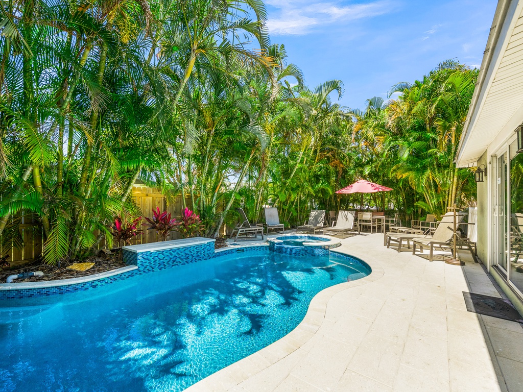 Private Pool with sun loungers