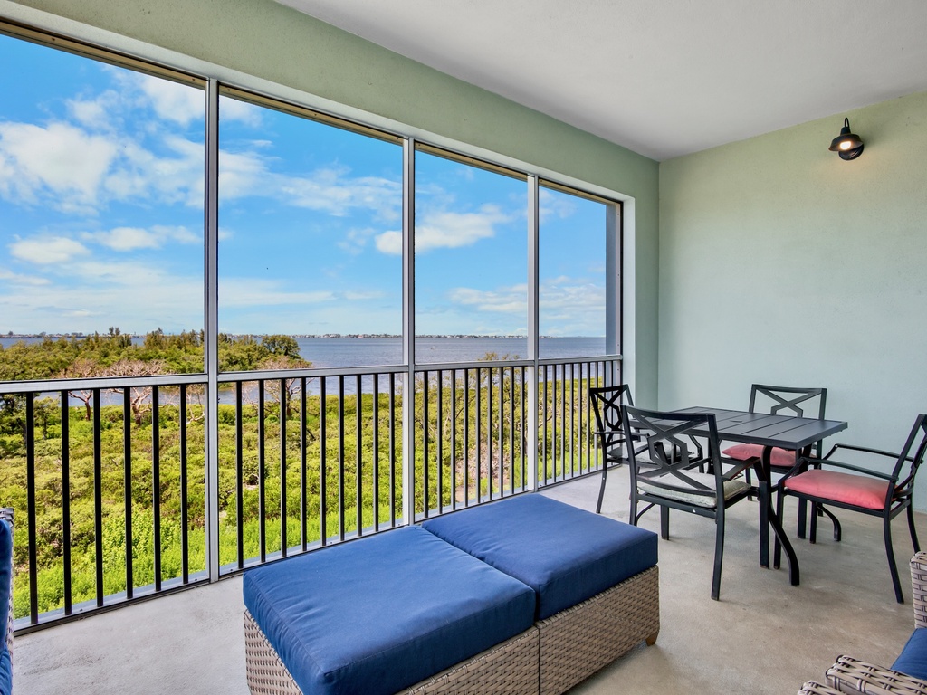 Private Lanai with Seating and Dining Area