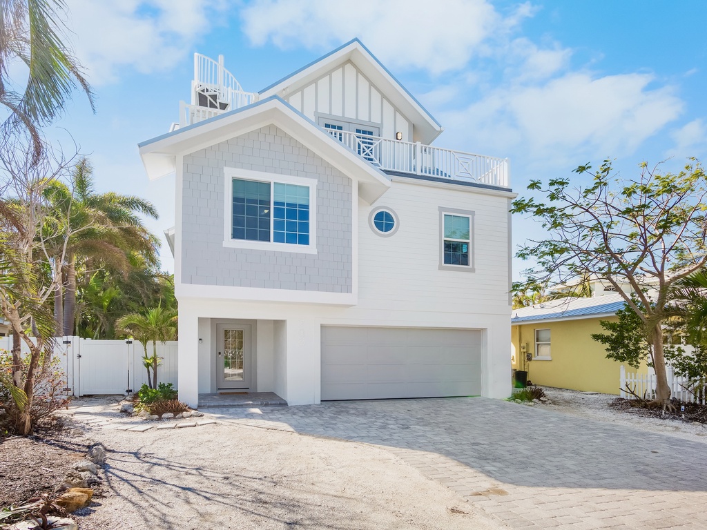 Coconut Breeze Estate by Anna Maria Island Accommodations