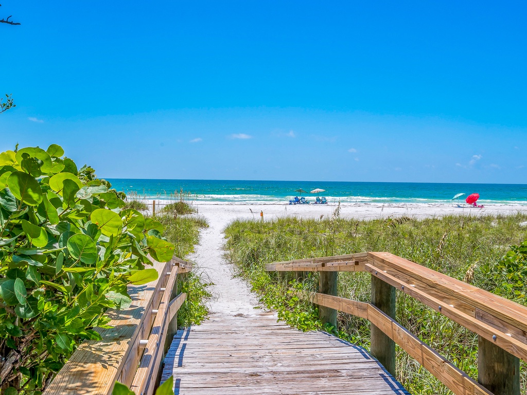 Easy path to the shoreline