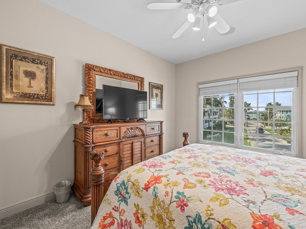 Second Bedroom - Queen