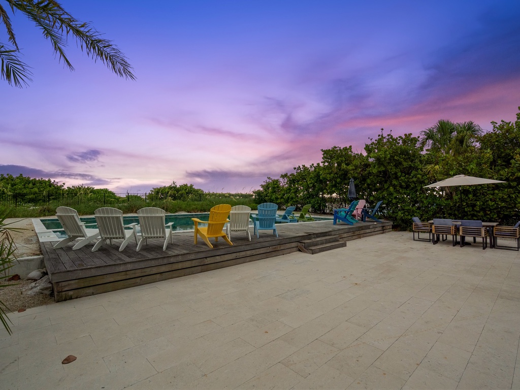 Poolside Seating, Dining Area