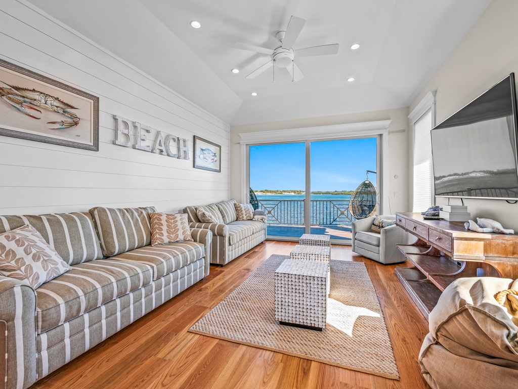 Additional Living Area with Balcony and TV