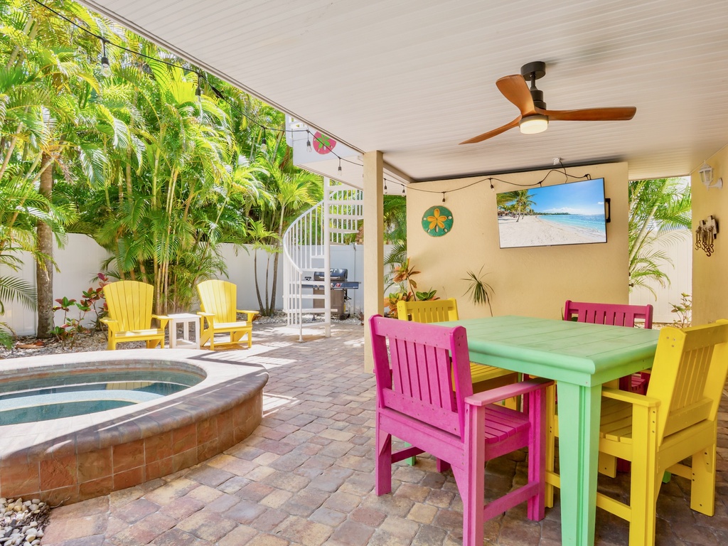 Private Pool with Spa and Outdoor Dining Area