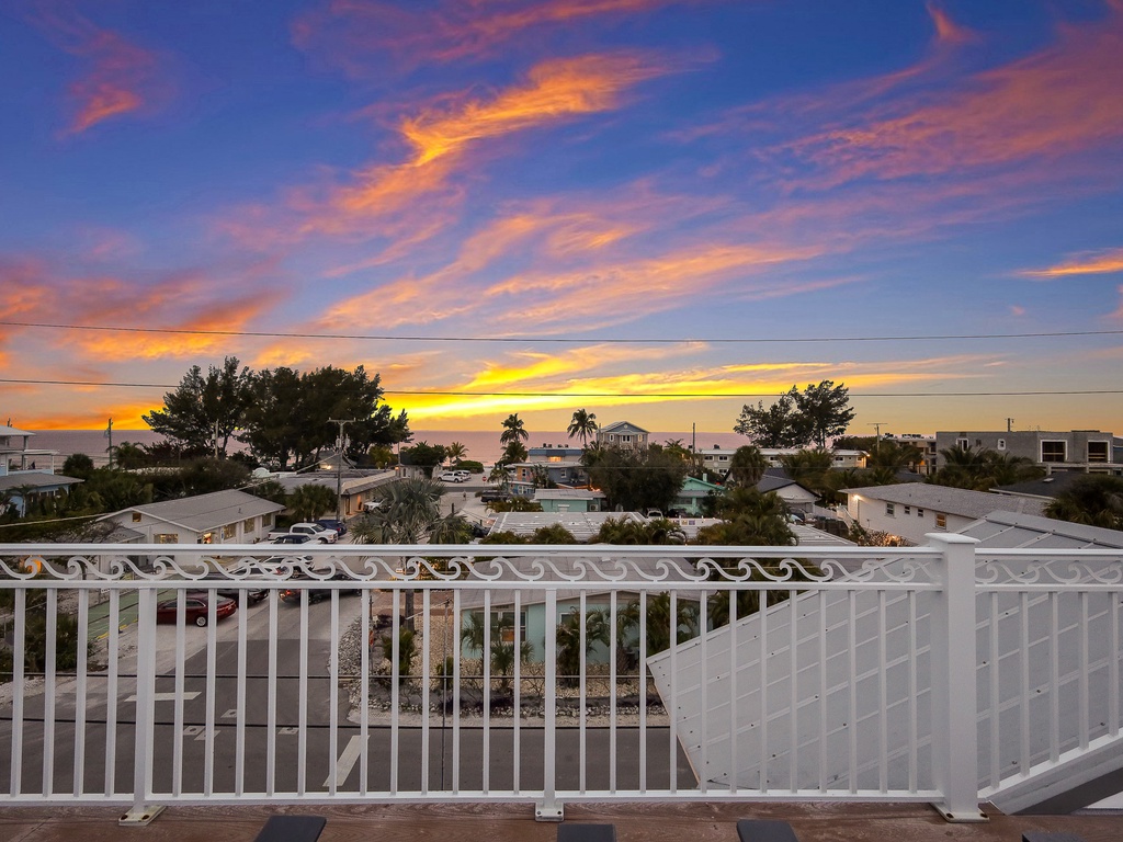 Rooftop Balcony with View - AMI Locals