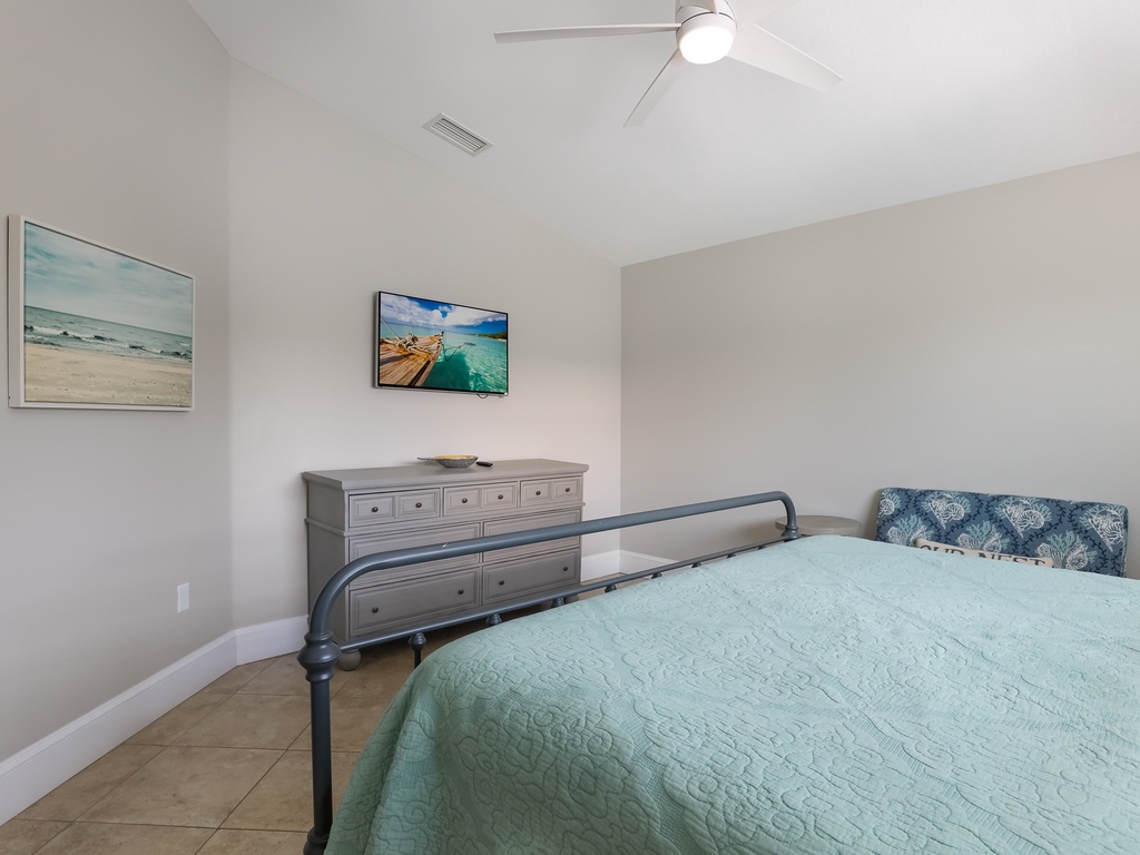 Fifth Bedroom (3rd Floor), King bed