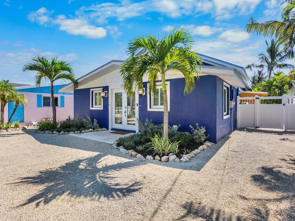 Spacious entrance porch