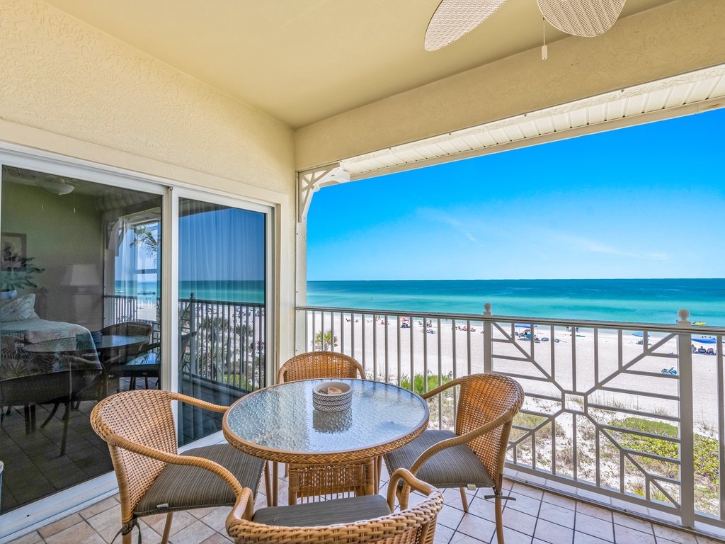 Outdoor Dining - Private Balcony