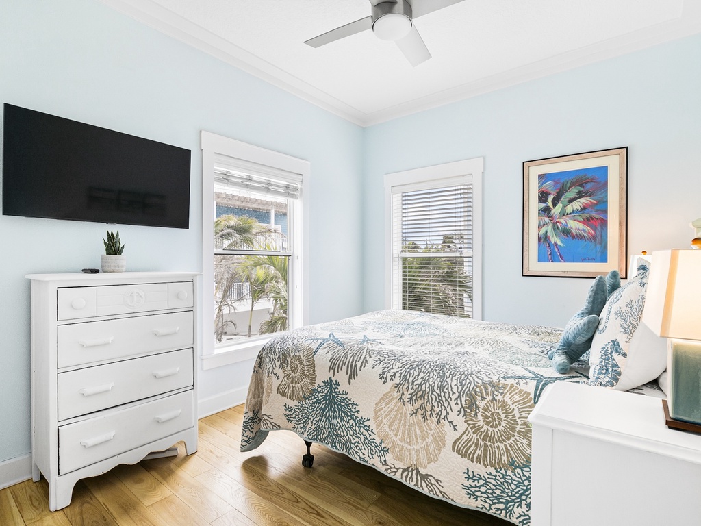 Second Bedroom, Queen bed