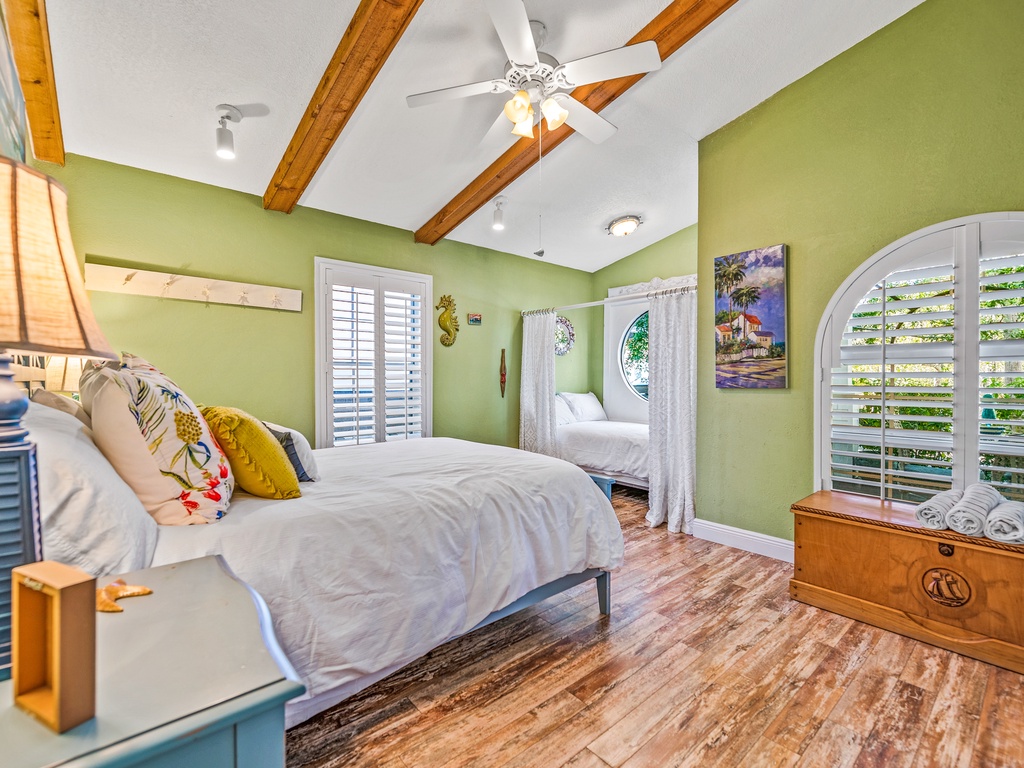 Second Bedroom, Queen and Twin